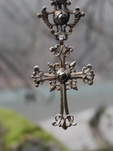 Charger l'image dans la galerie, Croix régionale ancienne en argent massif doré et Marcassite

