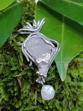 Charger l'image dans la galerie, Gilbert Albert, pendentif en argent massif en perle baroque d'eau douce. Vers 1990
