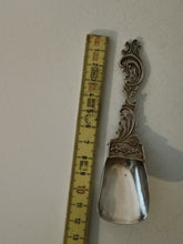 Charger l'image dans la galerie, Petite cuillère à sucre style Louis XV rocaille en argent massif 0.800 XXÈME
