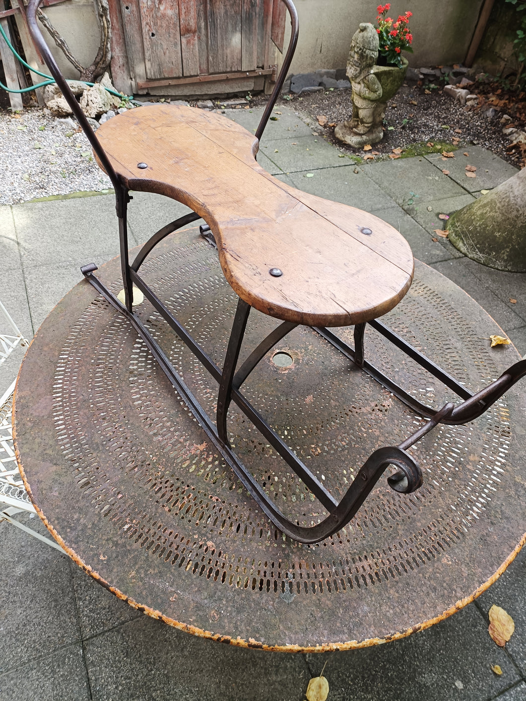 Traîneau Suisse allemand pour enfant en fer forgé et bois. Début XXÈME. Initial famille pyrogravé au dessous du siège.