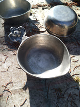 Charger l'image dans la galerie, Série de trois écuelle Tastevin style Viking norwegia  copie de style XVIIème en étain fin , fabricant italien

