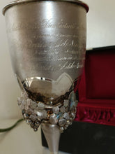 Charger l&#39;image dans la galerie, Grande coupe en argent massif XIX ème, offerte pour des noces d&#39;or . Avec inscription famille Nicolet Sandoze 1835-1885 , 50 ans de Mariage
