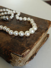 Charger l&#39;image dans la galerie, Collier dégradé de perles de culture rosée, avec fermoir en argent massif

