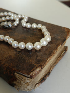 Collier dégradé de perles de culture rosée, avec fermoir en argent massif