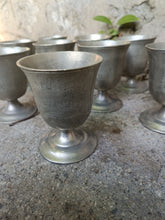 Charger l'image dans la galerie, Série de 10 calices à vin en étain, type capucin XVIIE, fabrication Italie de haute qualitée. Maître potier à identifier. Travail XXÈME
