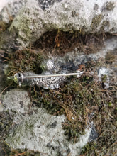 Charger l&#39;image dans la galerie, Petite broche angelot en argent massif.
