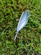 Charger l'image dans la galerie, Broche feuille design en argent 0.800 noirci, vers 1970.
