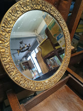 Charger l&#39;image dans la galerie, Miroir rond à palmettes style XIXE restauration 

Doré à la feuille d&#39;or
