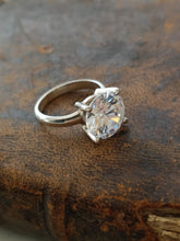Charger l'image dans la galerie, Bague avec solitaire en cristal taillé, et argent Sterling 0,925. Taille 57
