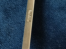 Charger l&#39;image dans la galerie, Grande cuillère à service américaine dite à farce. En argent massif Sterling Américain XIXÈME orfèvre à identifier.
