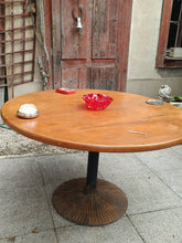Charger l'image dans la galerie, Grande table ronde de bistrot , plateau en bois de teck nordique, piètement en fonte . Diamètre 120 cm

