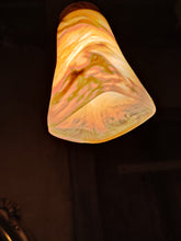 Charger l&#39;image dans la galerie, Lampe à suspendre, globe en pâte de verre art déco signé Vianne. Fonctionne.
