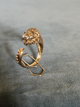 Charger l&#39;image dans la galerie, Bague tête de lion en argent doré XXème
