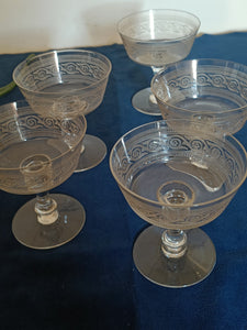 Série de 5 coupes à Champagne ancienne en cristal gravé à l'acide.