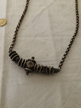 Charger l'image dans la galerie, Inde fin XIXÈME grand collier en argent massif . Usure du temps ,mais bon état général

