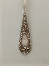 Charger l&#39;image dans la galerie, Mignonne petite cuillère à café en argent 0.800 Allemand début Xxème dans le style Louis XV
