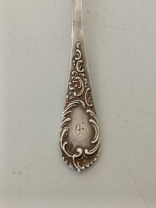 Mignonne petite cuillère à café en argent 0.800 Allemand début Xxème dans le style Louis XV