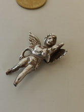 Charger l&#39;image dans la galerie, Paire de pendentif chérubin au dauphin, probablement pour décoré des bracelet que à mettre sur un collier .. l&#39;un n&#39;empêche pas l&#39;autre
