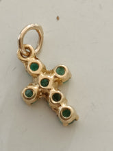 Charger l&#39;image dans la galerie, Toute petite croix en or 18 carats, avec 5 emmeraudes taillées et serties. Travail XXÈME probablement extra européen.
