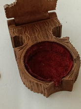 Charger l&#39;image dans la galerie, Boîte pour montre de poche à poser en bois sculpté de Brienz, début Xxème
