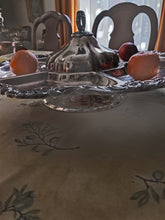 Charger l&#39;image dans la galerie, Grand centre de tables pivotant à servir Anglais, en métal argenté. 2 partie
