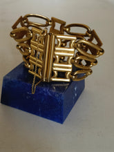 Charger l'image dans la galerie, Ravissant bracelet Art déco en cuivre doré . Système fermoir inhabituel. Probablement un travail artisanal ( de qualité )
