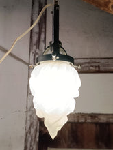 Charger l'image dans la galerie, Lampe à suspension globe flambeau en verre dépoli, fonctionne.
