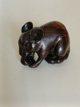 Charger l'image dans la galerie, Netsuke japonais souris à la châtaigne, en bois sculpté. Début XXÈME
