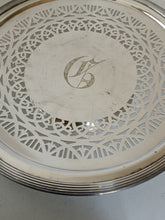 Charger l'image dans la galerie, Plat rond à gâteau en métal argenté anglais ajouré
