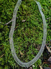 Charger l'image dans la galerie, Ravissant collier vintage maille en fil d'argent massif . Poinçon maître FBM
