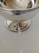 Charger l&#39;image dans la galerie, Jacques David Bessière, dit de Paris, cité à Lausanne comme orfèvre en 1791-1806 magnifique coupe en argent massif vieux Lausanne. Décors de grande finesse avec feuille de chêne
