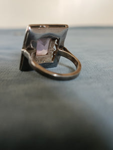 Bague femme vers 1920 en argent massif et améthyste taillée.