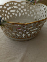 Charger l'image dans la galerie, KPM vieux Berlin, corbeille en porcelaine ajouré et peinte à la main. Décors de fleurs de grandes finesses.  Parfait état,
