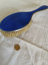 Charger l'image dans la galerie, Ravissante brosse à cheveux en argent massif Sterling Anglais , émail bleu guillochée. Avec un petit éclat. Début XXÈME
