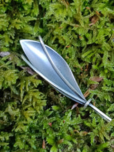 Charger l'image dans la galerie, Broche feuille design en argent 0.800 noirci, vers 1970.
