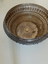 Charger l&#39;image dans la galerie, Pot en métal argenté repoussé, probablement Laos , Thaïlande. XIX ème avec trace d&#39;usure du temps ! Et sa patine.
