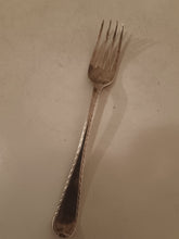 Charger l'image dans la galerie, Londres 1819 fourchette en argent à dessert XIXème. Poinçon maître illisible.
