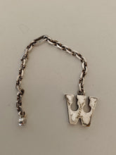 Charger l&#39;image dans la galerie, Gaëtan Perçin ,Rare porte clé en argent massif , bijoutier inventeur de systèmes de fermoir repris par Hermes .
