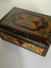 Charger l'image dans la galerie, Ravissant coffret craft 1920-1930 peint à la main avec ses motifs géométriques. Parfait état. Sans clé!
