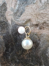 Charger l'image dans la galerie, Pendentif perle synthétique et or 18 carats.
