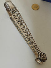 Charger l'image dans la galerie, Benjamin Mordecai (Mountigue) orfèvre à Londres 1768-1791 pièce de la période 1770-1775 . Rare pince à sucre d'époque George III XVIIIE ajourée et guillochée en Sterling 0,925.
