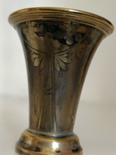 Charger l&#39;image dans la galerie, Ravissant mini vase en dinanderie début Xxème, ciselé noirci et gravé à l&#39;acide . Décors costume  traditionnelle.
