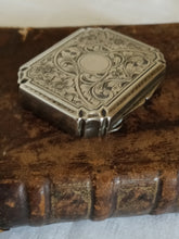 Charger l'image dans la galerie, Houbigant France boîte à poudrer et rouge à lèvres en argent massif, décors ciselé,avec son contenu
