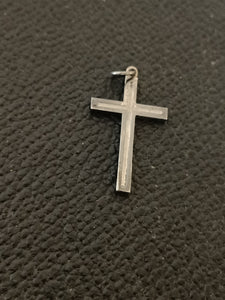 Croix en argent nielée.