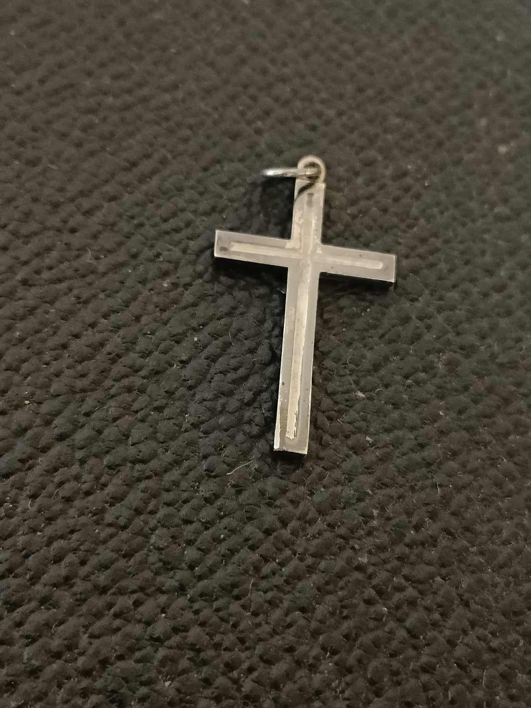 Croix en argent nielée.
