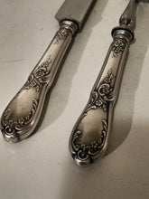 Charger l'image dans la galerie, Paire de service à découper style Louis XV manche argenté. En parfait état .
