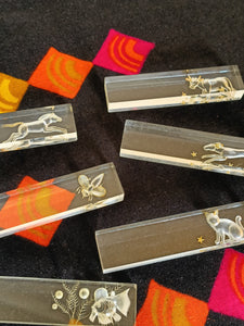Série de 6 portes couteau en plexiglas avec décors animalier