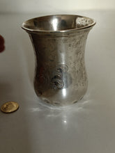 Charger l&#39;image dans la galerie, Gobelet en argent massif, ciselé début Xxème avec monogramme.
