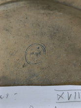 Charger l'image dans la galerie, Rare assiette XVIIIE en étain probablement Suisse . Poinçon illisible à identifier. Inscription famille FAZY probablement Genevoise.
