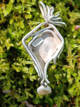 Charger l'image dans la galerie, Gilbert Albert, pendentif en argent massif en perle baroque d'eau douce. Vers 1990
